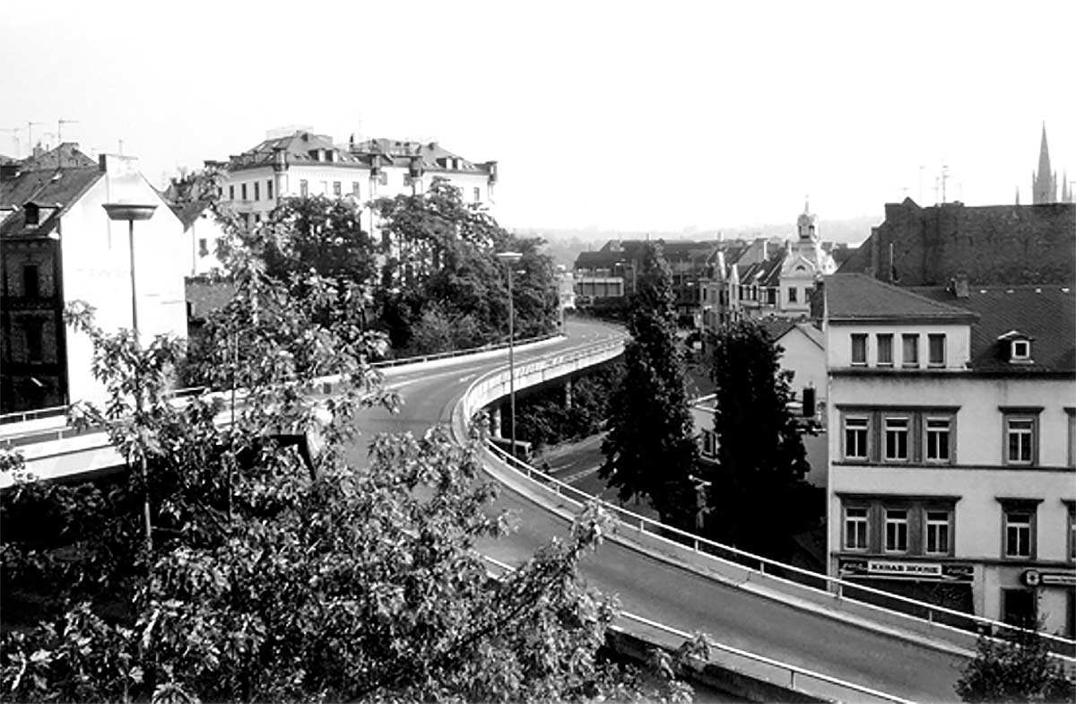 Pietätlose Straßenführung: die Hochbrücke am Michelsberg Wiesbaden 1994.
